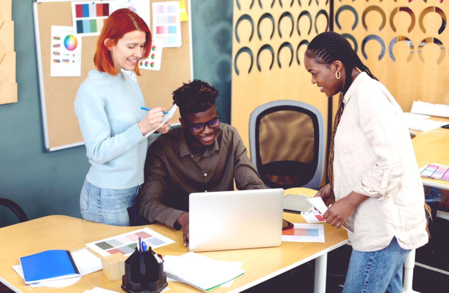 Ambiente de desenvolvimento de jogos com múltiplas telas mostrando códigos e interfaces de jogos arcade