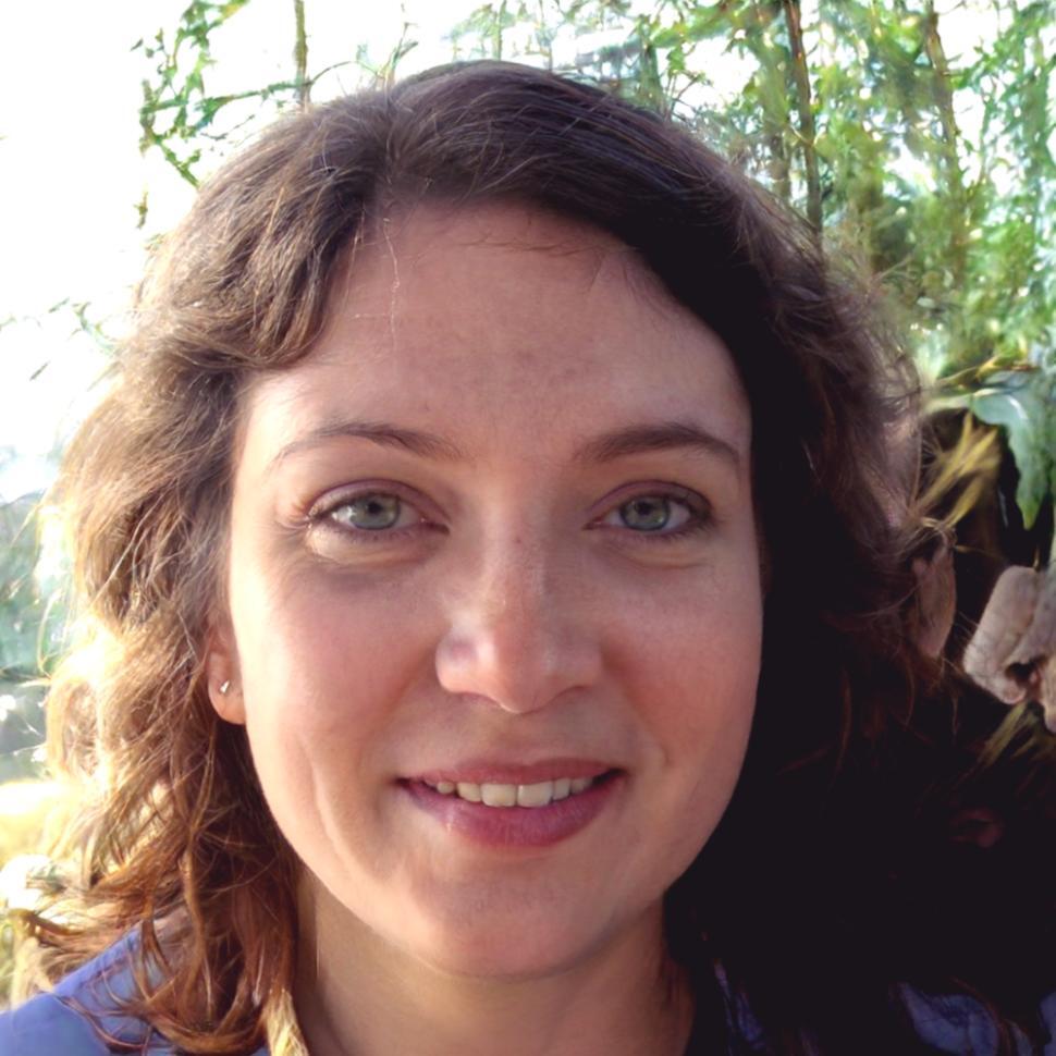 Desenvolvedora experiente sorrindo em seu ambiente de trabalho, demonstrando confiança e expertise