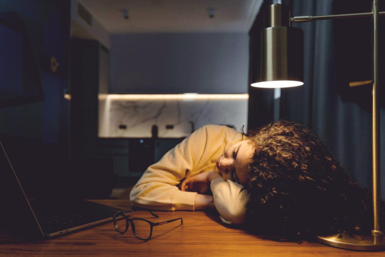 Estudantes colaborando em projetos de desenvolvimento de jogos mobile em ambiente moderno de aprendizado